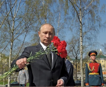 Путин почтил память погибших солдат
