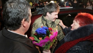 В Днепропетровске встретили освобожденных из плена бойцов