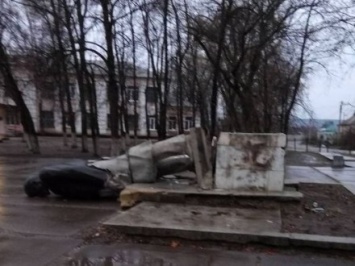 Памятники Ленину и К. Марксу повалили в Харьковской области