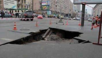 В центре Киева провалился асфальт, лопнул водопровод