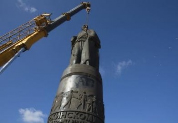 На Днепропетровщине избавились от 220 памятников коммунистического прошлого