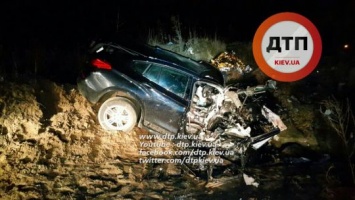 В Киеве на окружной дороге BMW X6 врезался в отбойник и земельную насыпь: на месте погиб парень