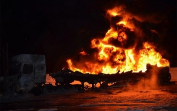 В Волгоградской области сгорели бензовоз и КАМАЗ при столкновении
