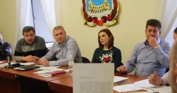 Депутат николаевского горсовета Олег Солтис прилепил жвачку под стол во время заседания комиссии