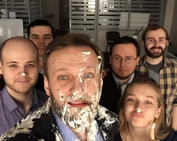 В Москве неизвестные закидали тортами оппозиционера Навального