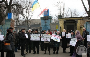 Война в тылу. Днепропетровцы отстаивают военный госпиталь (Фото)