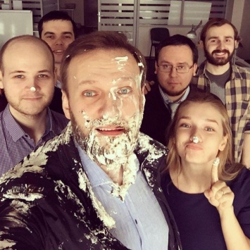 Торт в Навального - зачем?