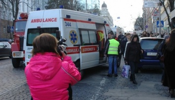 Под завалами дома на Хмельницкого находится три человека, еще двух спасли