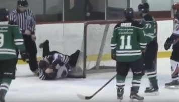 Канадского хоккеиста во время матча "заламали" арбитры и передали полиции