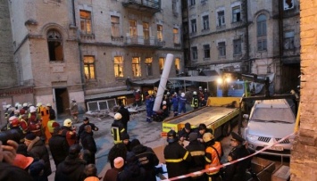 Под завалами рухнувшего в Киеве дома нашли тело погибшего строителя