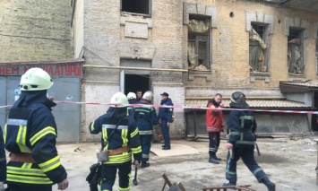 Обвал дома в центре Киева: хроника спасательной операции