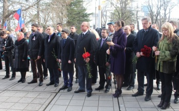 В Симферополе прошли траурные мероприятия по погибшим в столкновениях с украинскими радикалами