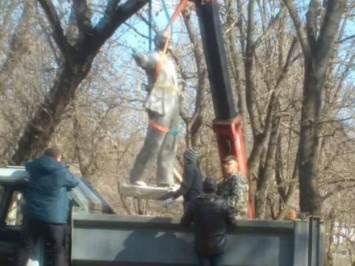 В Одесской области снесли еще один памятник В.Ленину