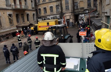 Под бетонной плитой обвалившегося дома в центре Киева находится один человек, - корреспондент