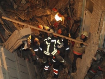 Спасатели до сих пор откапывают из-под завалов столичного дома тело второго погибшего - КГГА