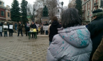 В Воронеже участников акции в память Немцова облили зеленкой, забросали яйцами и мукой