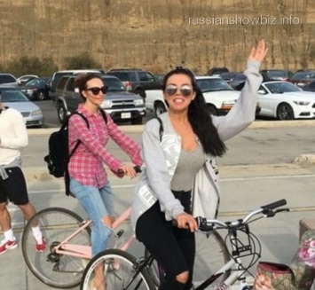 Анна Седокова и Екатерина Варнава прокатились на велосипедах по Лос-Анджелесу