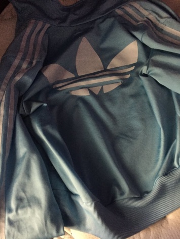 Цвет куртки Adidas поссорил пользователей соцсетей по всему миру