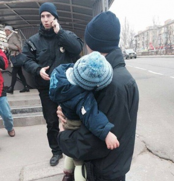 В подземном переходе Николаева полицейские нашли ребенка возле спящей пьяной матери