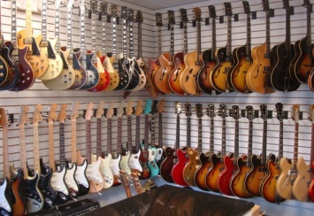 В Нью-Йорке на аукционе продали 300 "знаменитых" гитар