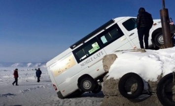 На Байкале микроавтобус сдуло ветром с причала