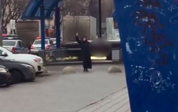 Опубликовано видео задержания женщины, которая у метро в Москве размахивала головой ребенка