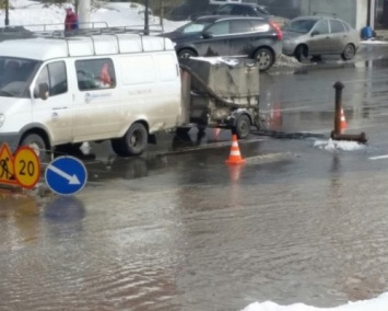 В Уфе затопило проезжую часть возле «Конгресс-холла»