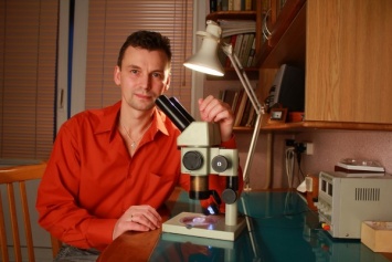 Художник из Новосибирска создал микроскопические книги на зернышке мака