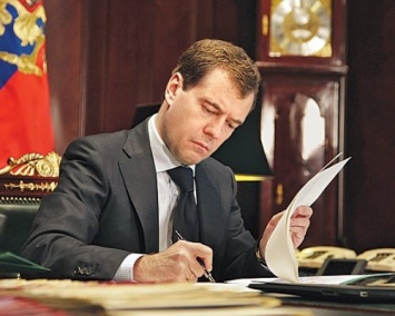 Дмитрий Медведев подписал антикризисный план