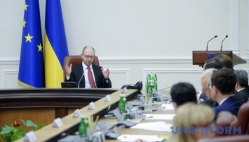 Яценюк собирает правительство: готовят изменения закона об "оборонных" землях