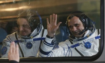 Астронавты-рекордсмены после 340 дней прибывания на орбите возвращаются на Землю