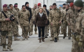 СМИ: Власти Турции запретили посадку вертолета министра обороны ФРГ на Лесбосе