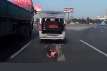 Ребенок выпал из багажника авто на трассе