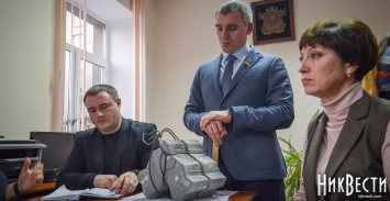 Сенкевич презентовал депутатам одесскую плитку, которой хочет замостить проблемные перекрестки Николаева