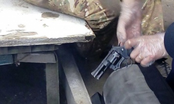 В Харькове мужчина, угрожая подросткам пистолетом, устроил стрельбу на детской площадке