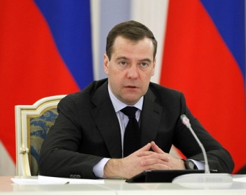 Медведев сократил срок оформления паспорта РФ до 30 дней