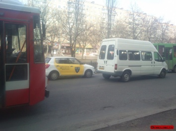 В центре Николаева троллейбус столкнулся с маршруткой