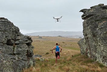 Полуавтономный дрон Phantom 4 будет сам лететь за хозяином