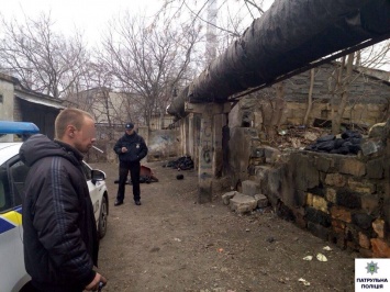 В Николаеве патрульные задержали мужчину, воровавшего уголь прямо из вагона