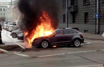 В Санкт-Петербурге сгорел BMW супруги лидера группы "Ленинград"