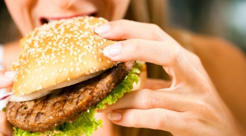Ученые рассказали, почему жирная пища опасна