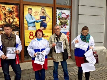 Крым бойкотирует фильм с Зеленским: У кинотеатра - фото убитых детей Донбасса