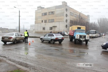 В Николаеве машина водоканала не пропустила Daewoo на перекрестке: есть пострадавшие