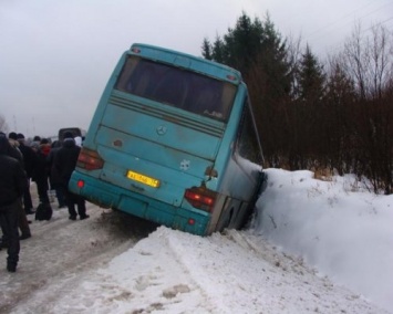 Под Красноярском пассажирский автобус улетел в кювет