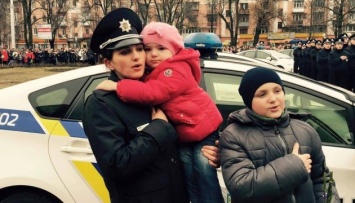 В Полтаве Яценюк поздравил женщин-патрульных с праздником
