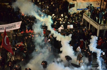 В Стамбуле полиция стреляла и распыляла газ в протестующих