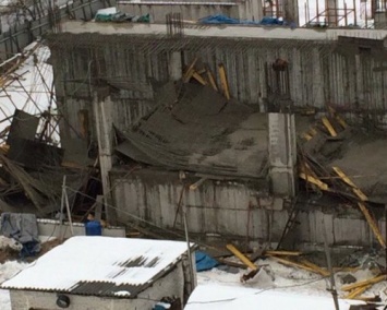 На Суздальском в Петербурге обрушился второй этаж строящегося паркинга