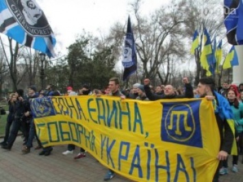 В Одессе ультрас прошли маршем по городу - впервые после трагедии 2 мая 2014 года