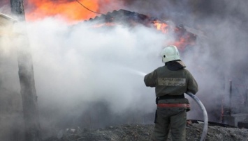 Все екатеринбургские пожарные съехались на шинный завод