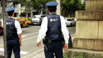 Полиция в Японии провожает учеников до школы из-за разборок якудза